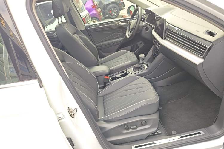 Used Volkswagen Tiguan L 2023 Restyled 330TSI Automatic Two-Wheel Drive R-Line Enhanced Comfort Version
