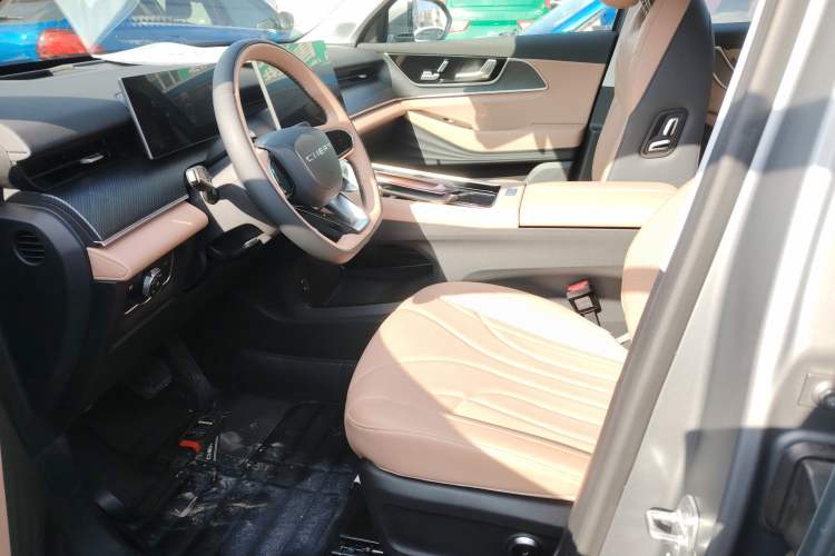 Used Chery Tiggo 8 L 2024 2.0T Two-Wheel Drive Prestige Version 5 Seats
