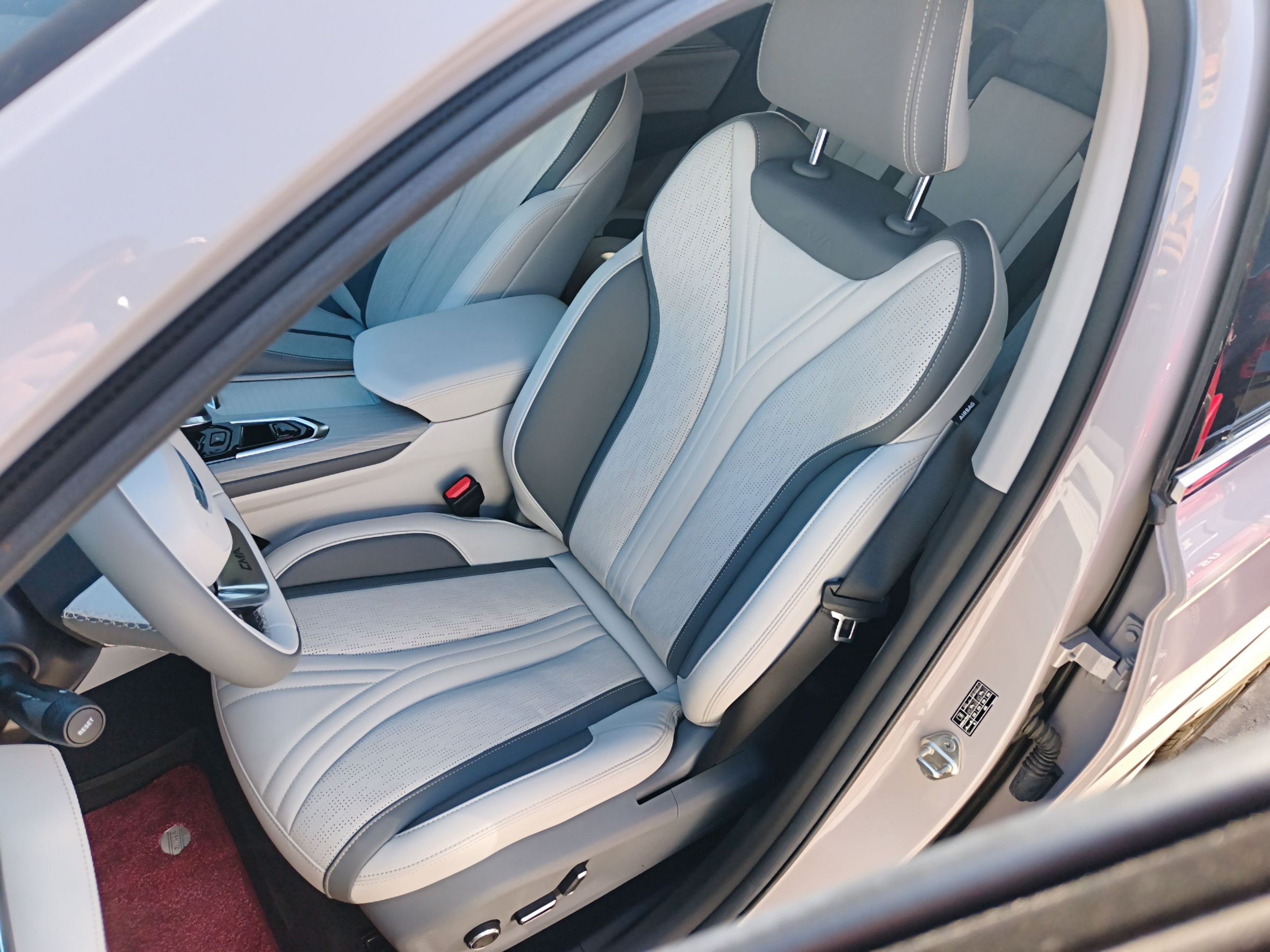 المقاعد الأمامية داخل السيارة