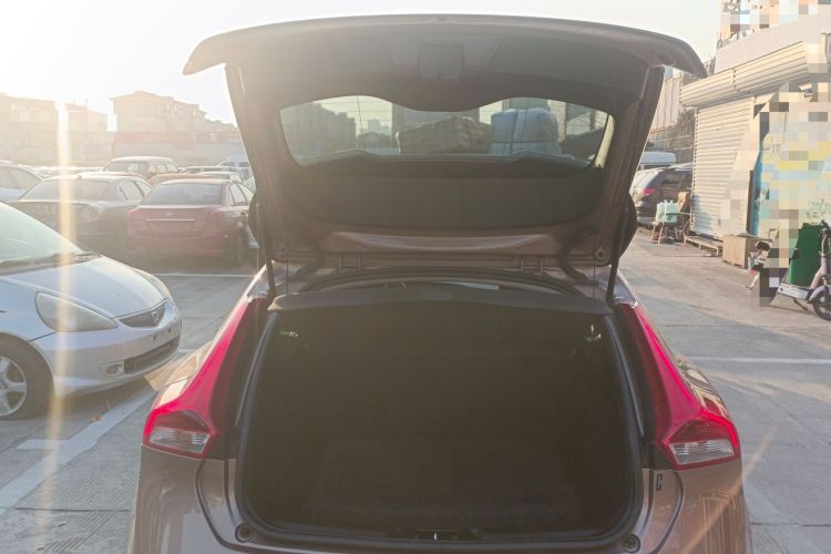 Used Volvo V40 2017 T3 Zhiyi Edition
