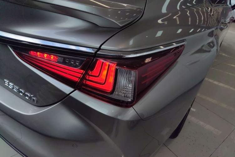 Used Lexus ES 2018 300h Premier Edition China VI Standard