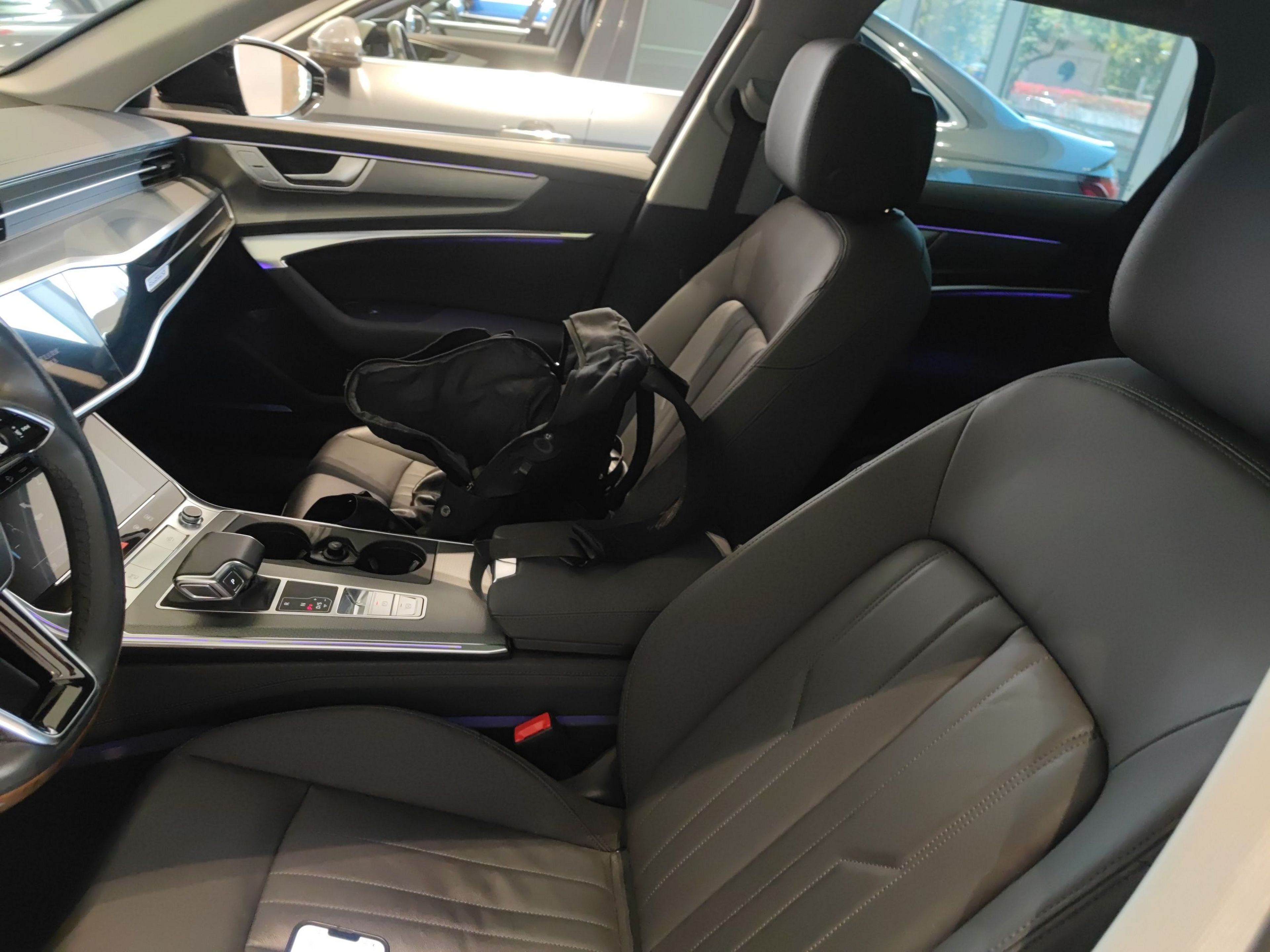 Переднее сиденье в автомобиле