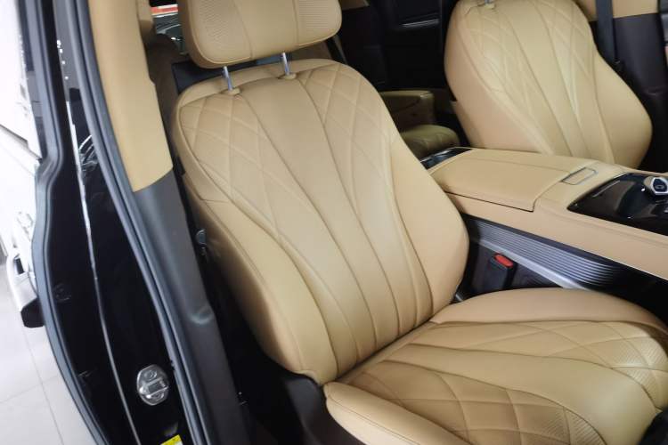 Used Denza D9 2025 DM-i Intelligent Drive 1020 Four-Wheel Drive Prestige Model
