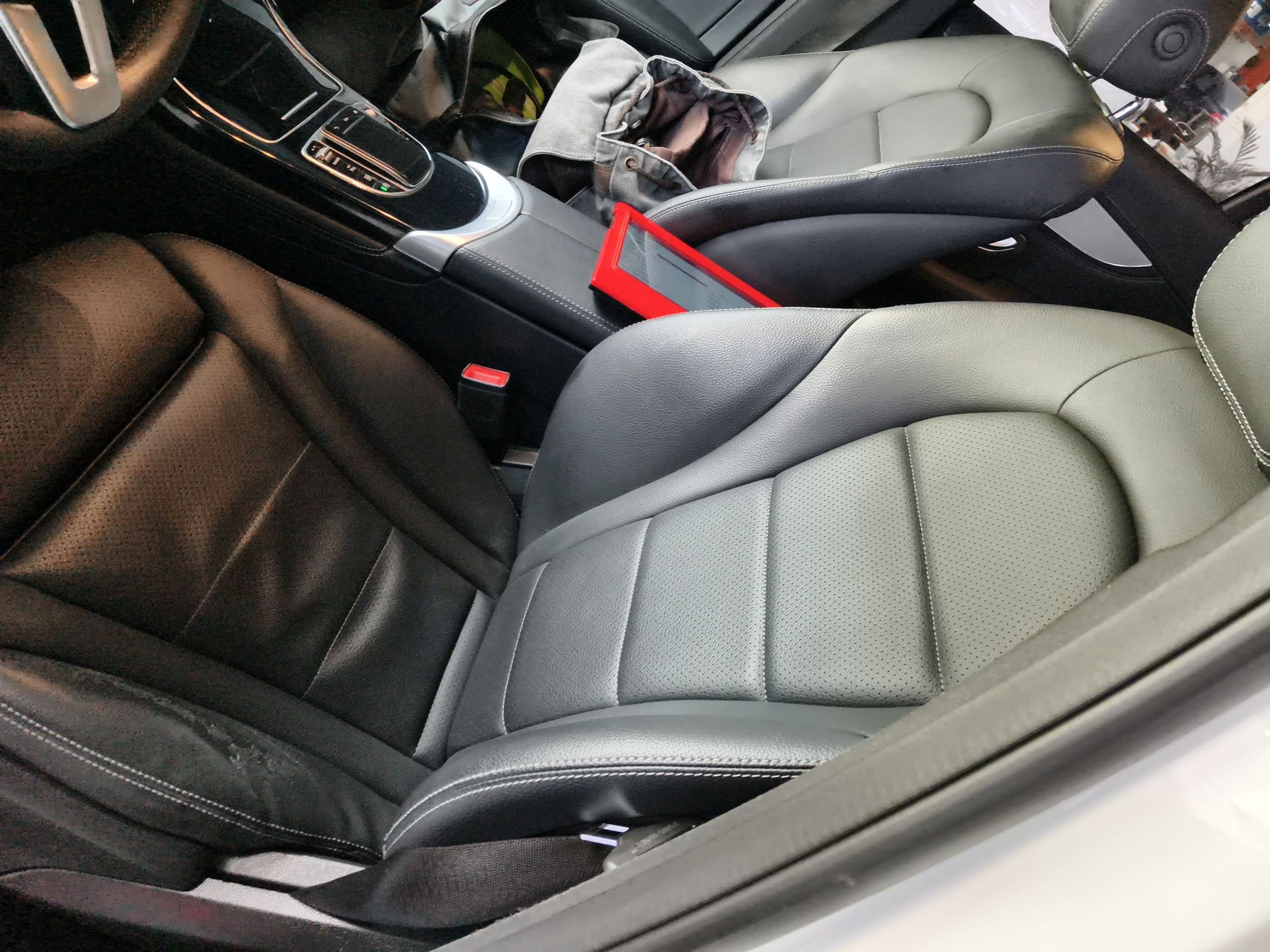 Переднее сиденье в автомобиле