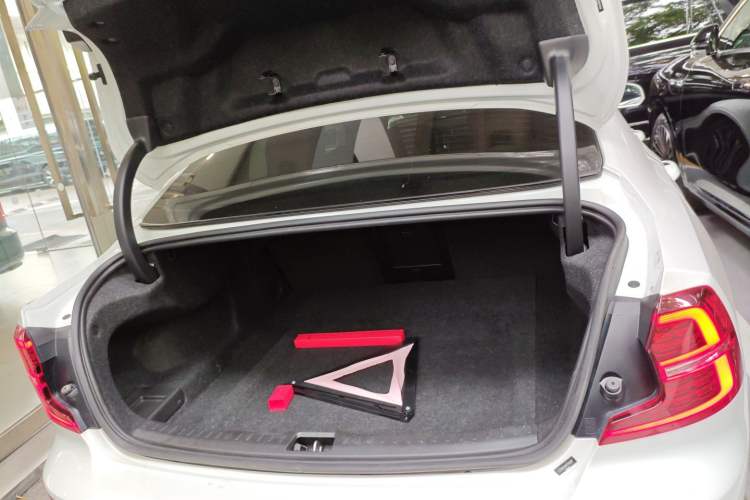 Used Volvo S60 2024 B4 Zhiyuan Luxury Edition
