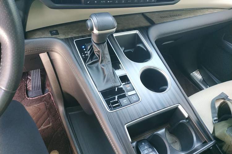 Used Toyota Sienna 2023 2.5L Hybrid Ultimate Edition
