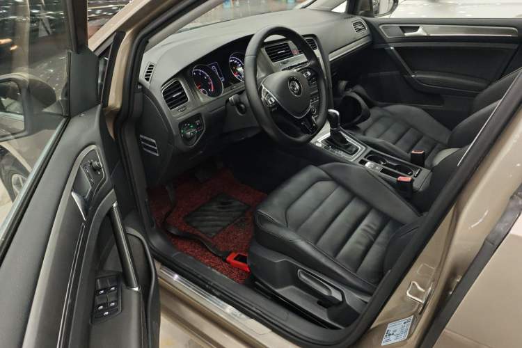 Used Volkswagen Golf 2016 230TSI Automatic Luxury Version
