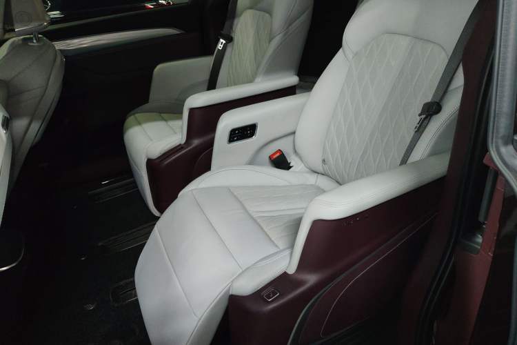 Used Buick GL8 2022 Avenir Aivia 7-Seater Deluxe Edition
