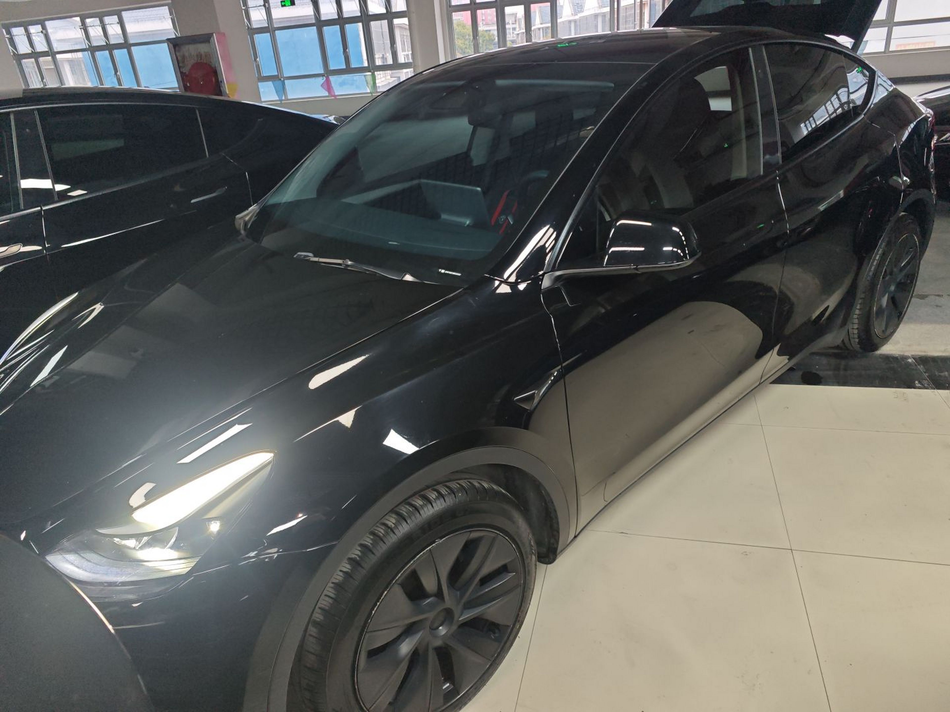 Под передней частью автомобиля