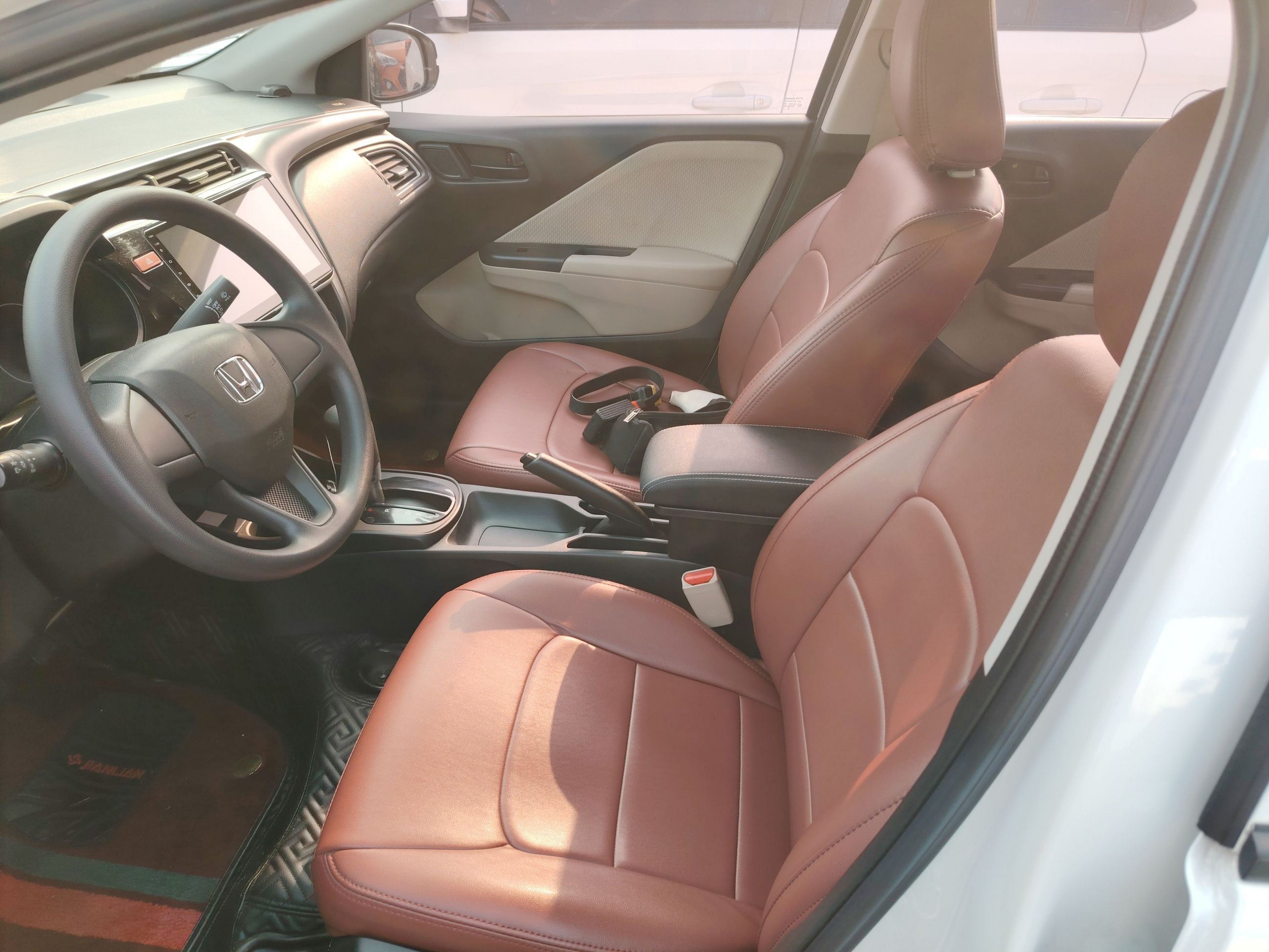 Переднее сиденье в автомобиле