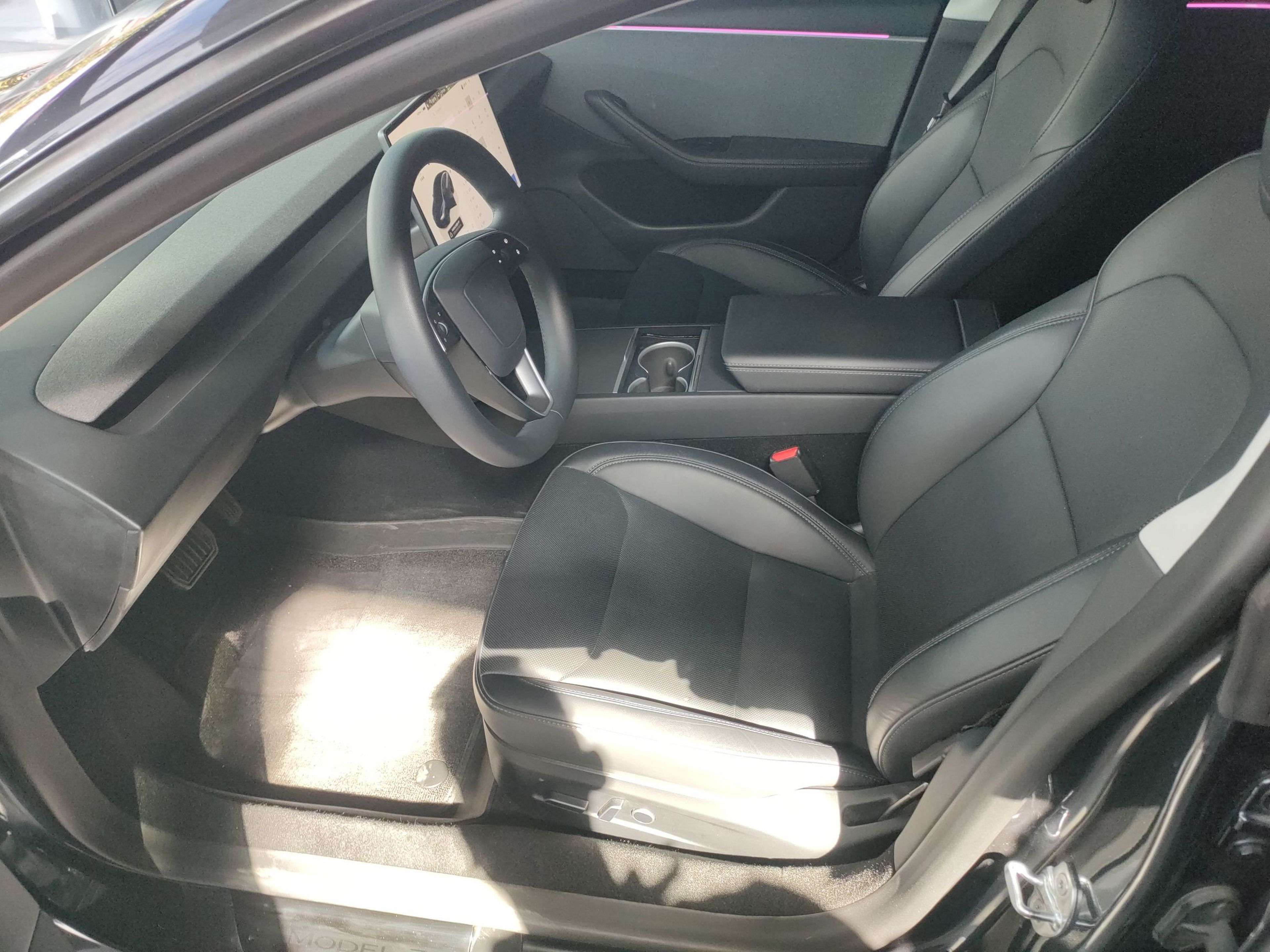 المقاعد الأمامية داخل السيارة