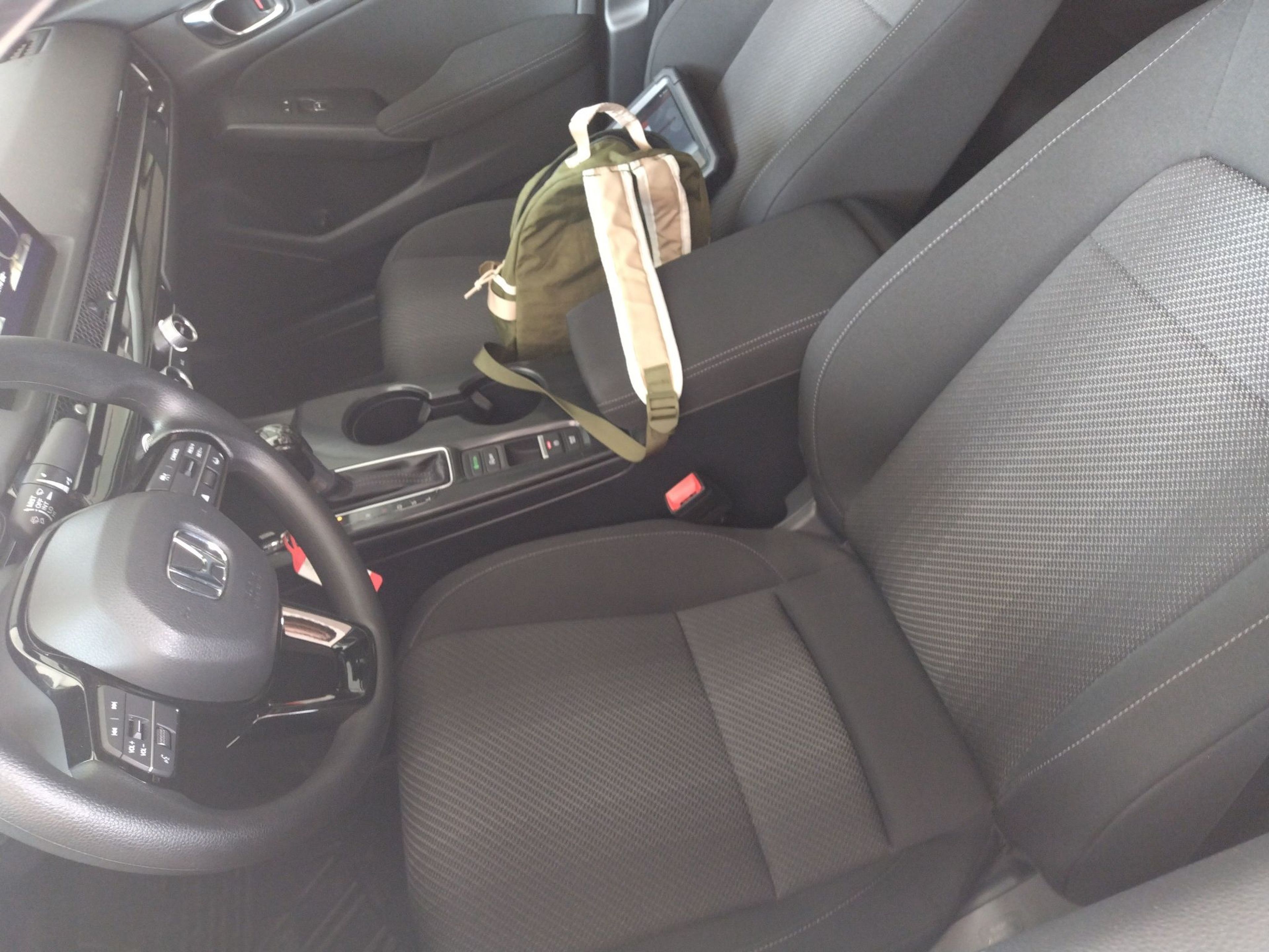 المقاعد الأمامية داخل السيارة