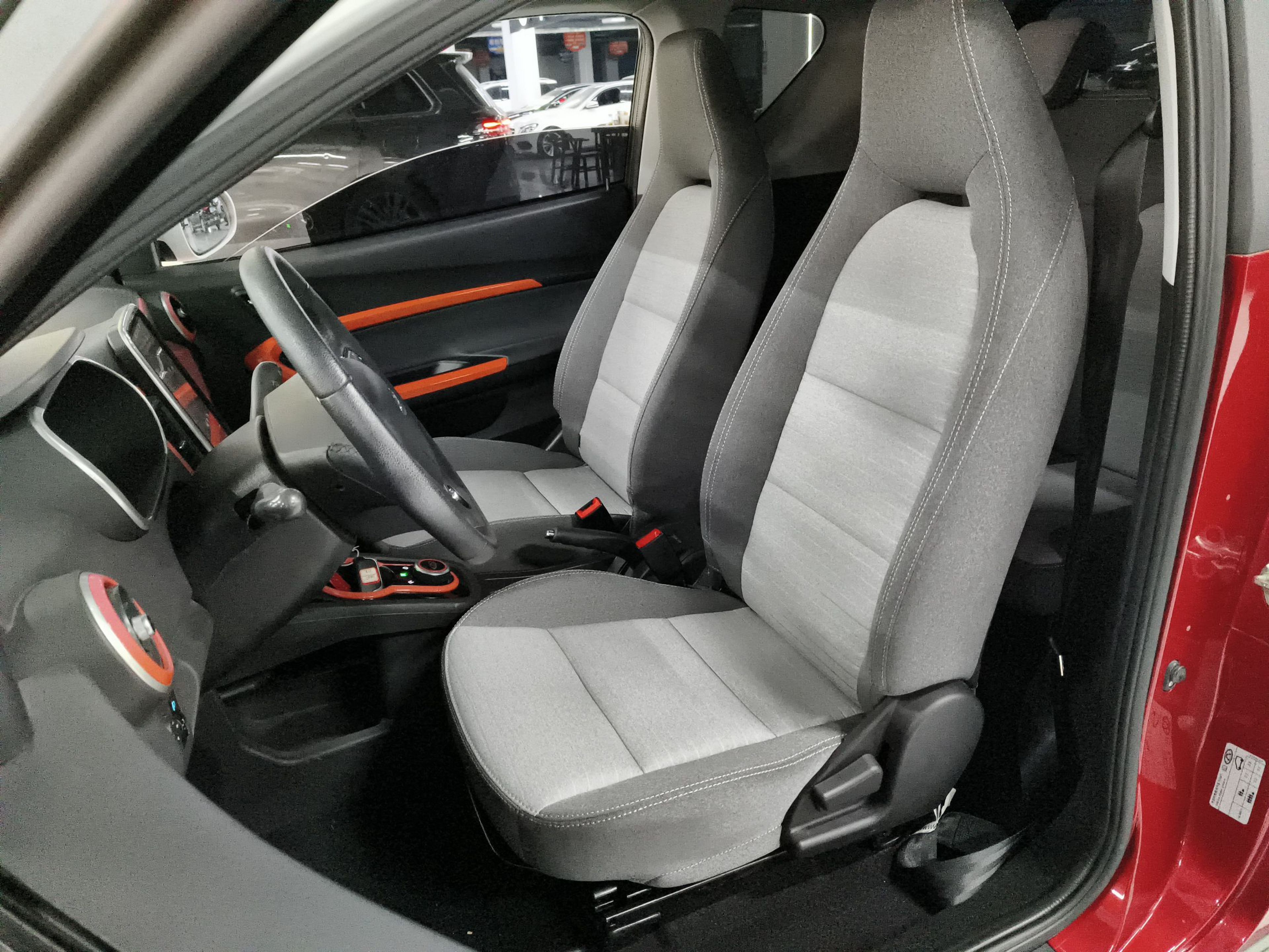 Переднее сиденье в автомобиле