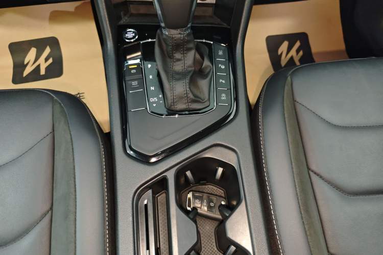 Used Volkswagen Tiguan L 2019 330TSI Automatic Two-Wheel Drive Smart Luxury Version China VI Standard
