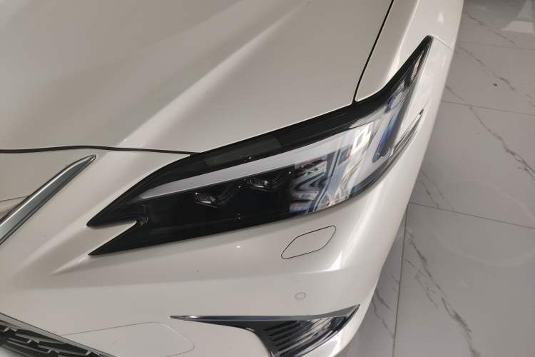 Used Lexus ES 2025 300h Deluxe Edition