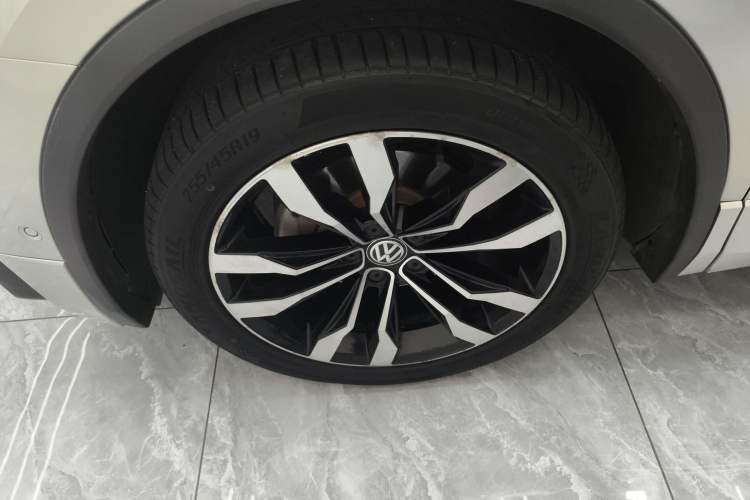 Used Volkswagen Tiguan L 2019 330TSI Automatic Two-Wheel Drive R-Line Flagship Model China VI Standard

