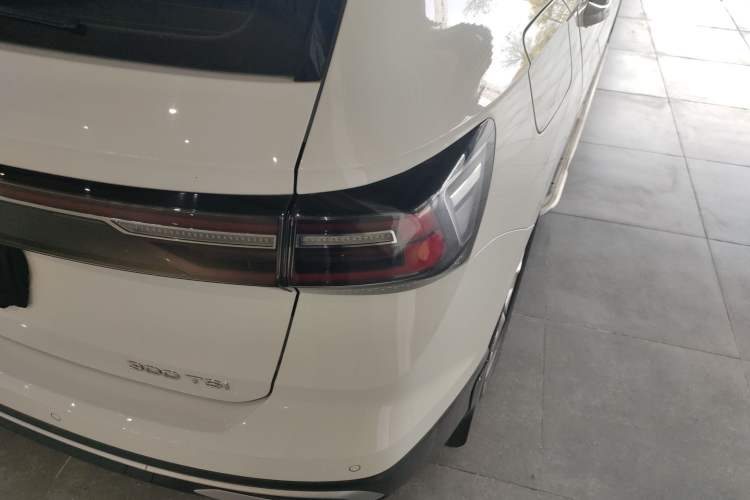 Used Volkswagen Tharu 2023 300TSI Two-Wheel-Drive Crescent Edition