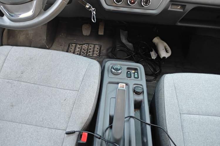 Used Wuling Yangguang 2024 300KM Comfort Version Passenger Van 75kW
