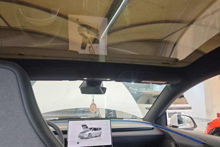 Used Tesla Model Y L 2025 Long-Range All-Wheel-Drive Version
