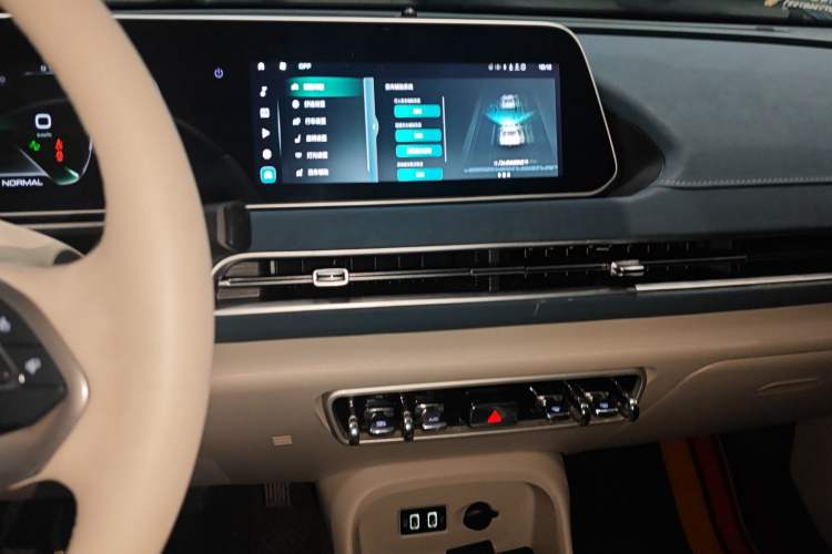 Used ORA Good Cat 2022 Morandi Edition 400km Standard Range Premium Version Lithium-Ion Battery