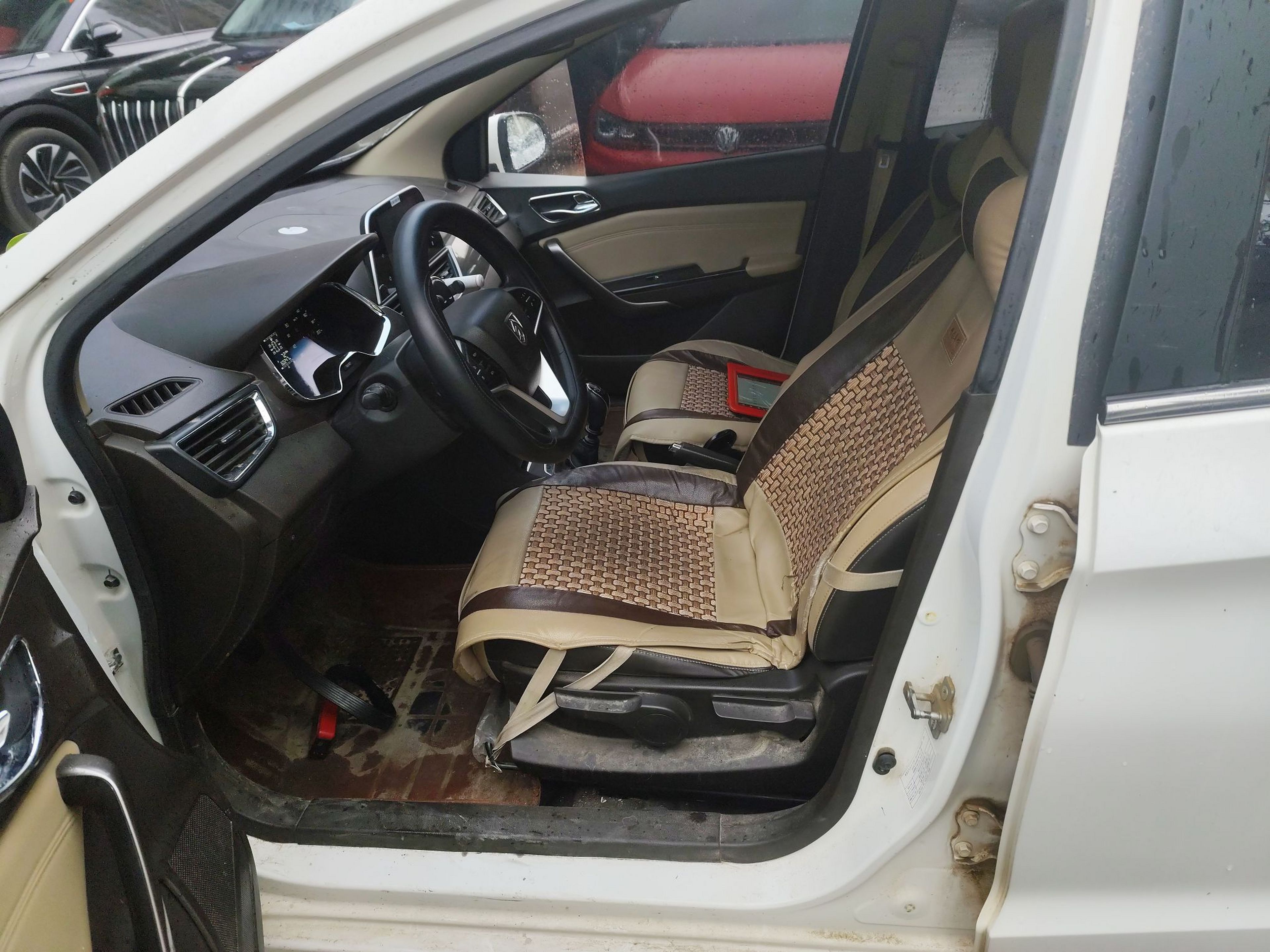 المقاعد الأمامية داخل السيارة