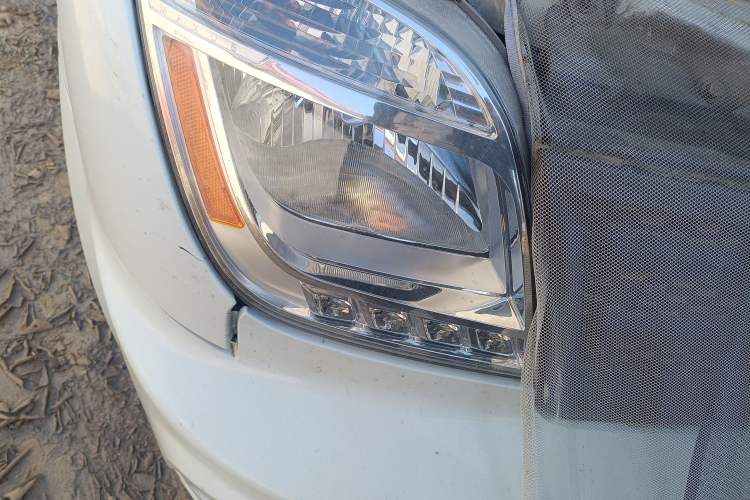 Used SAIC MAXUS Xintu V80 2023 2.0T AMT Classic City Distribution King Short Wheelbase Mid-Roof 3-Seater
