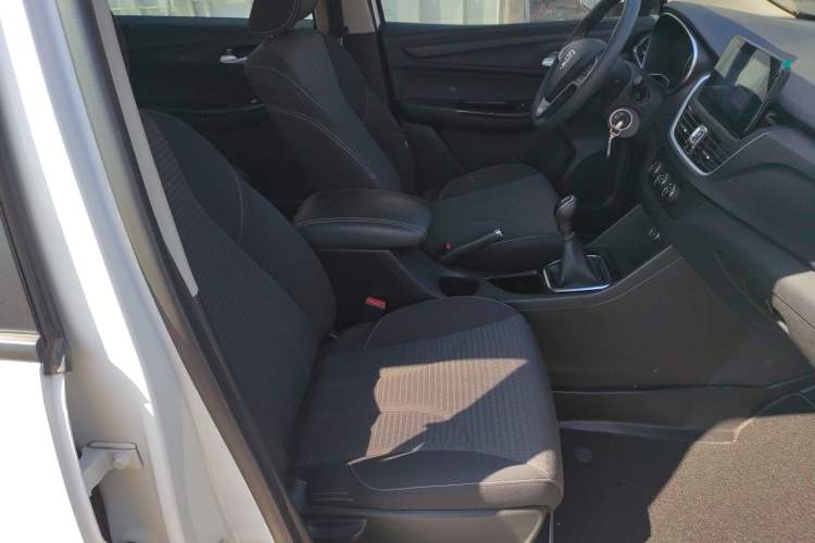 Used Baojun 730 2019 1.5L Manual Fashion Model 7-seater China VI