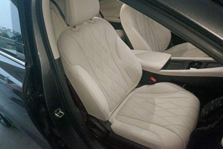 Used Roewe D7 2023 DMH 125km Excellence Edition