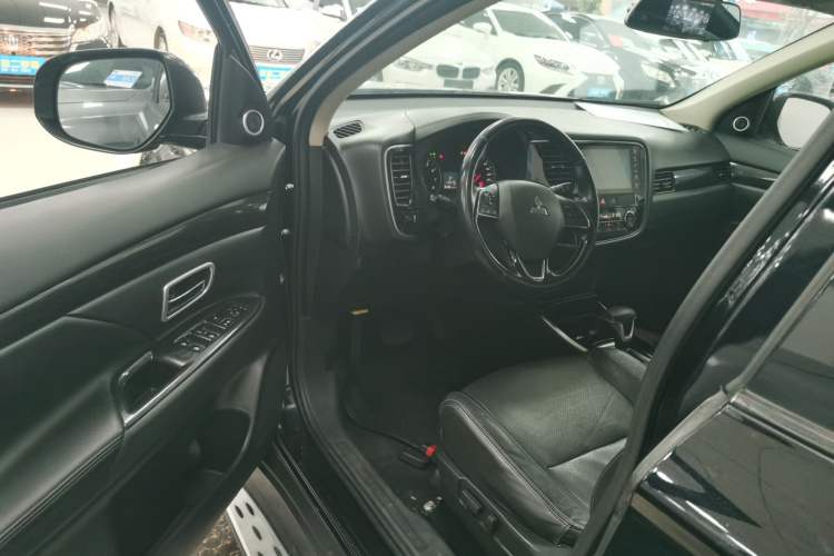 Used Mitsubishi Outlander 2018 2.0L Two-Wheel-Drive Jiale Edition 7-Seater
