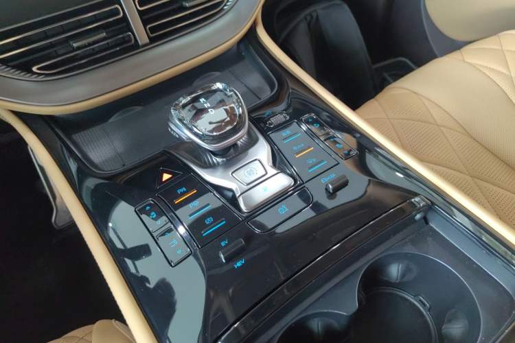 Used Denza D9 2025 DM-i Intelligent Drive 1020 Four-Wheel Drive Flagship Model