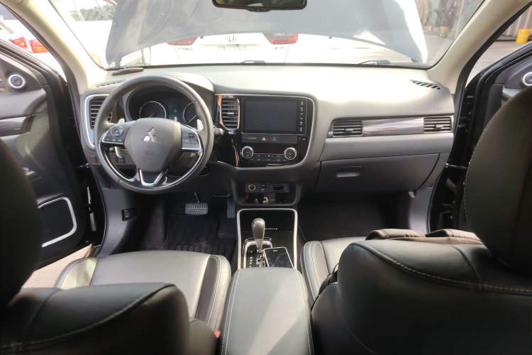 Used Mitsubishi Outlander 2019 2.4L 4x4 Zhi Xiang Edition 7 Seats China VI Standard
