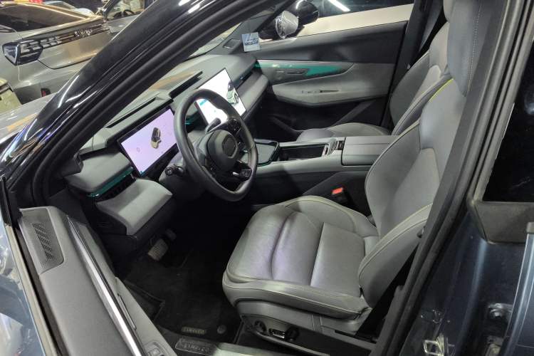 Used Lynk & Co 08 EM-P 2025 220 km All-Wheel-Drive Performance Halo
