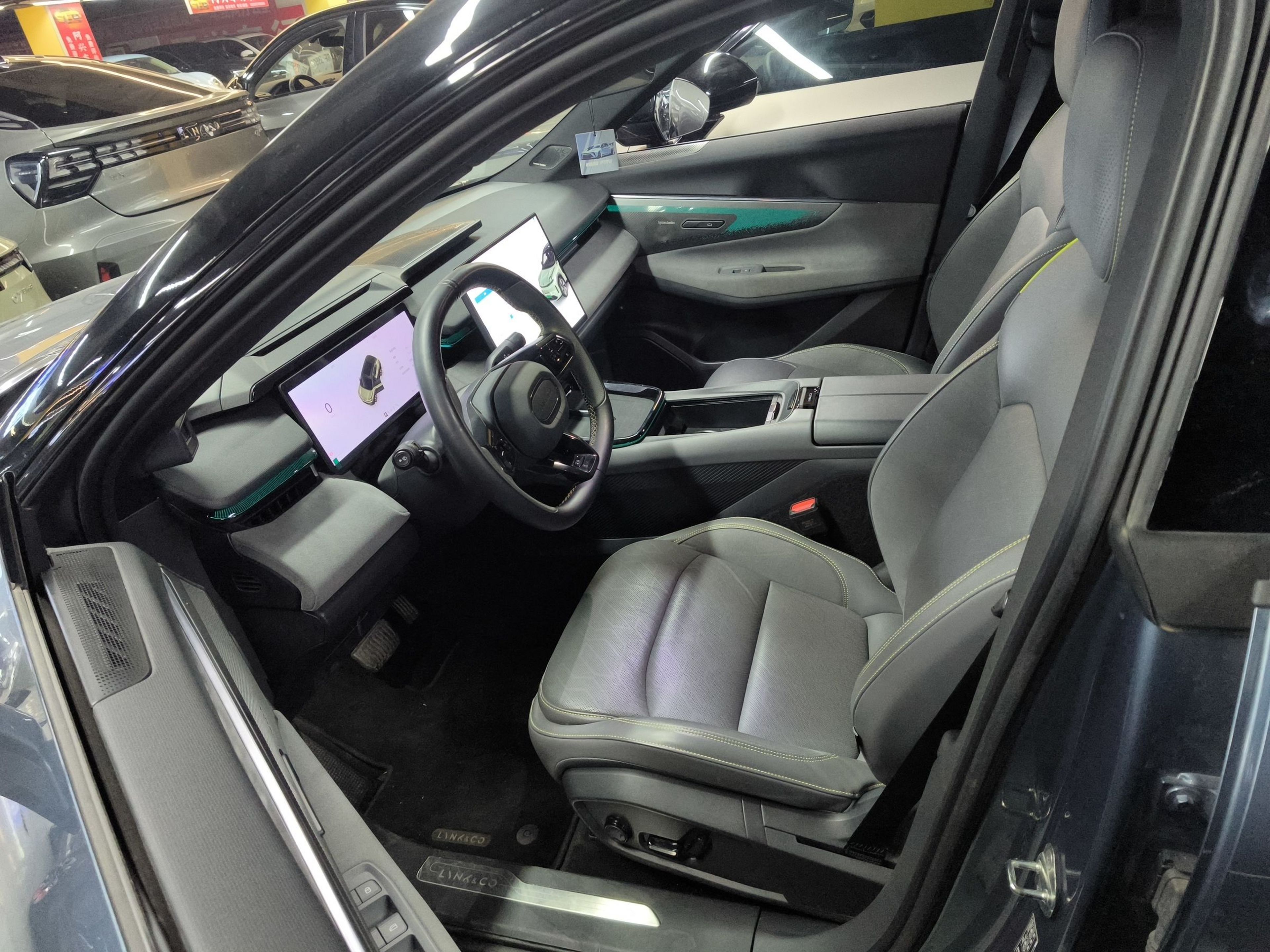 المقاعد الأمامية داخل السيارة