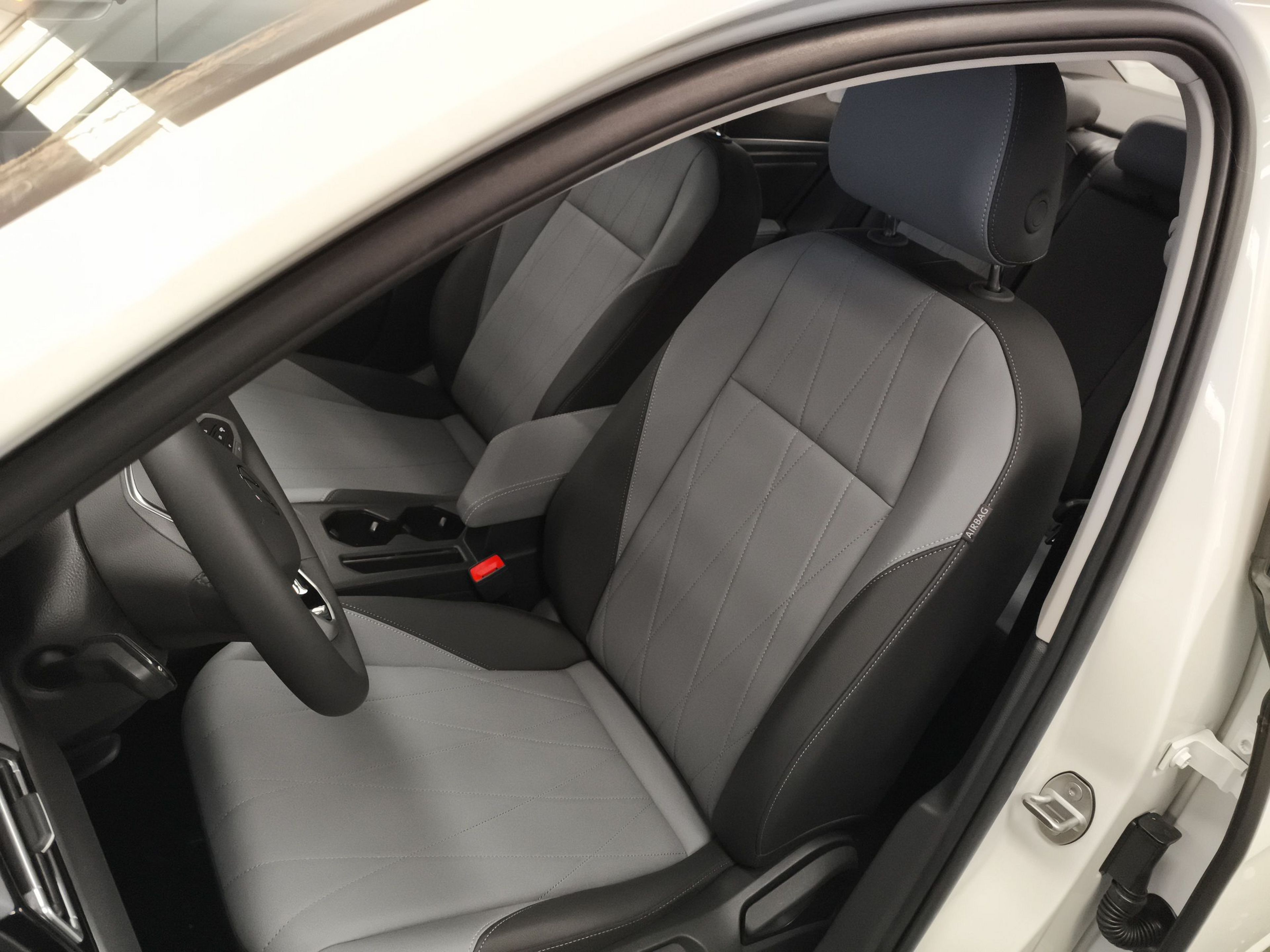 Переднее сиденье в автомобиле