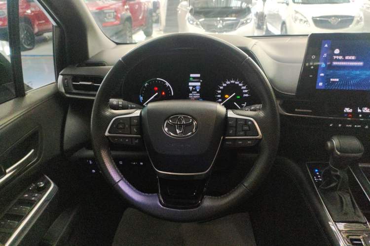 Used Toyota Sienna 2023 2.5L Hybrid Deluxe Edition
