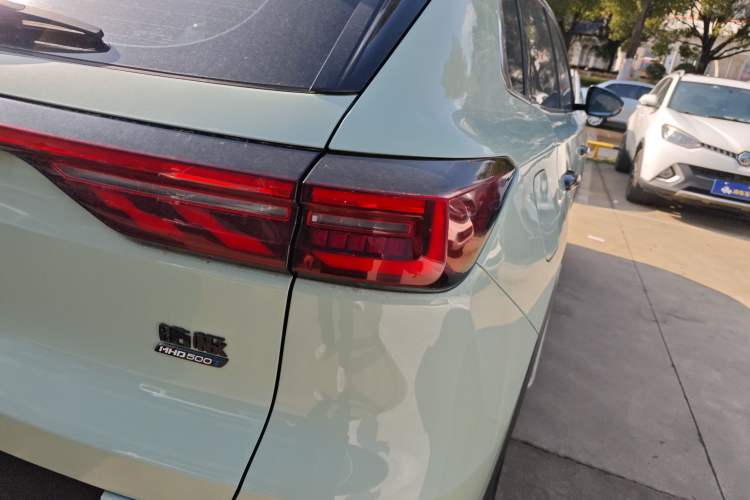 Used Dongfeng Aeolus Huge 2022 Mach Dual-Motor 1.5T MHD Dare-to-Dream Edition