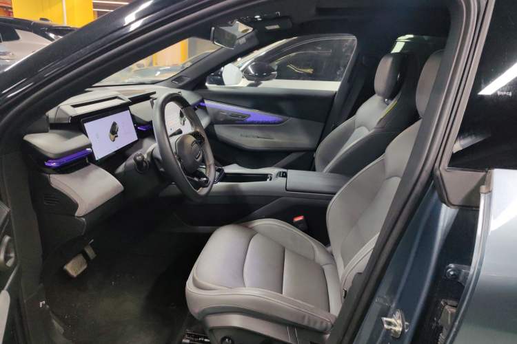 Used Lynk & Co 08 EM-P 2025 220 km All-Wheel-Drive Performance Halo