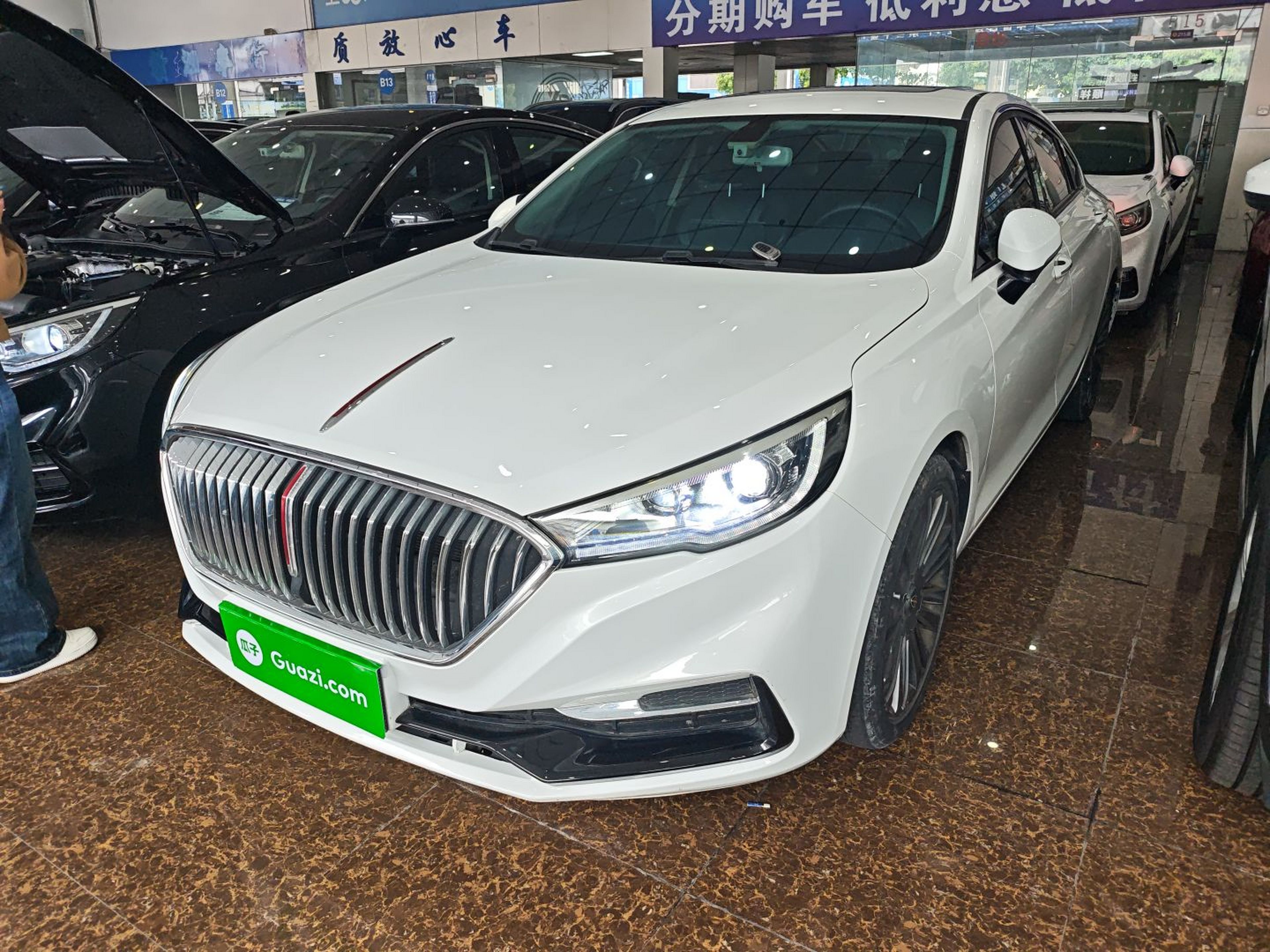 Под передней частью автомобиля