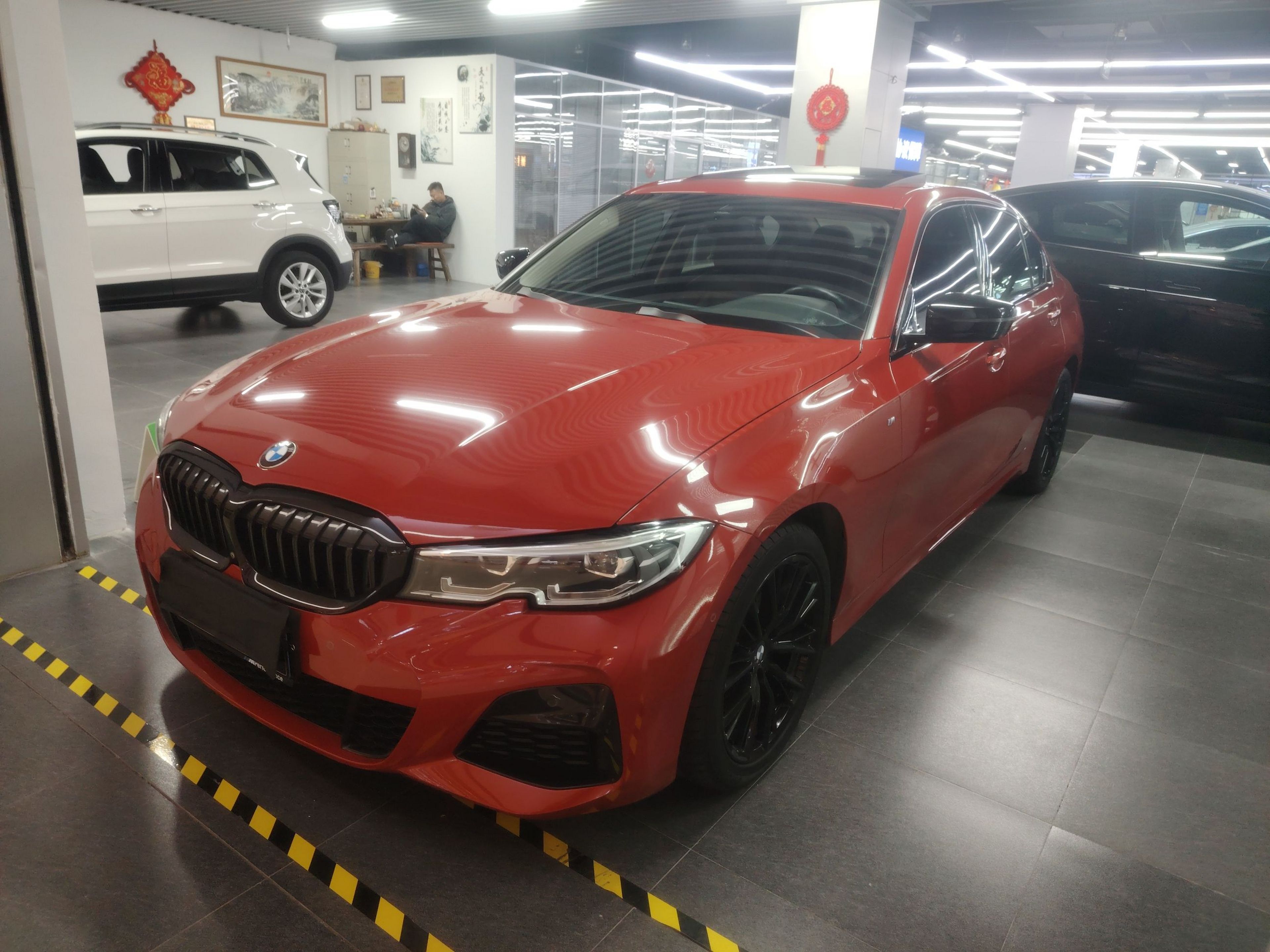 Под передней частью автомобиля