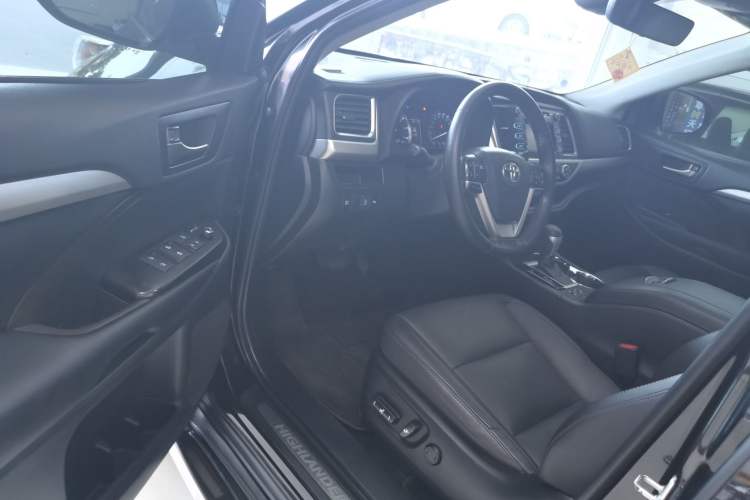 Used Toyota Highlander 2018 2.0T Two-Wheel Drive Luxury Edition 7 Seats China VI Standard
