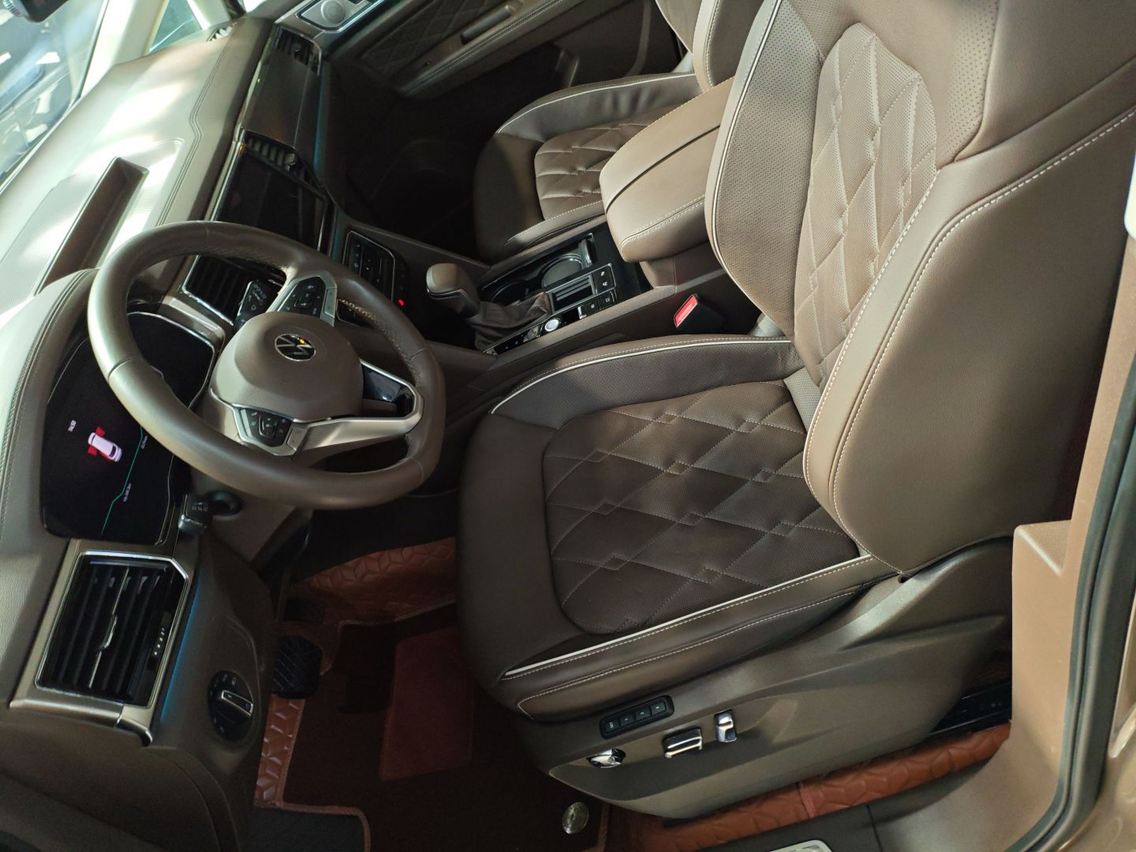 Переднее сиденье в автомобиле