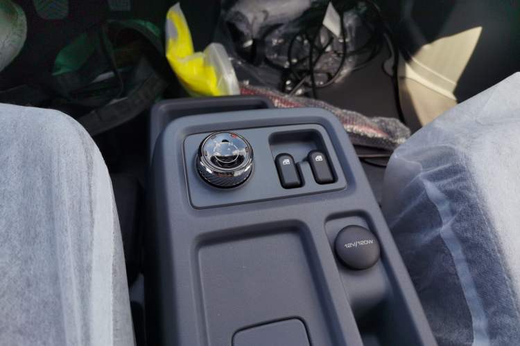 Used Wuling Yangguang 2024 300KM Comfort Version Passenger Van 75kW
