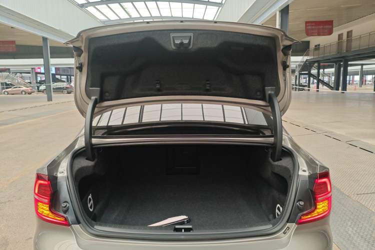 Used Volvo S60 2022 B4 Zhiyuan Luxury Edition
