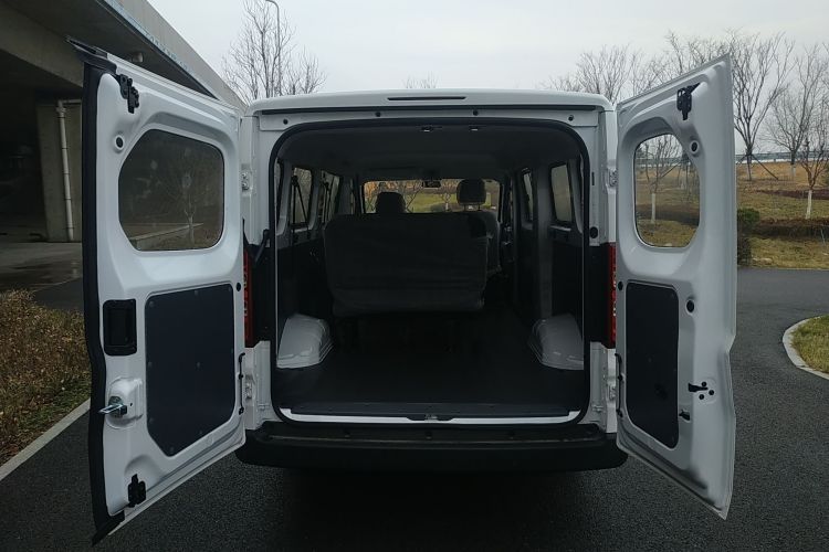 Used Wuling Yangguang 2024 300KM Comfort Version Passenger Van 75kW
