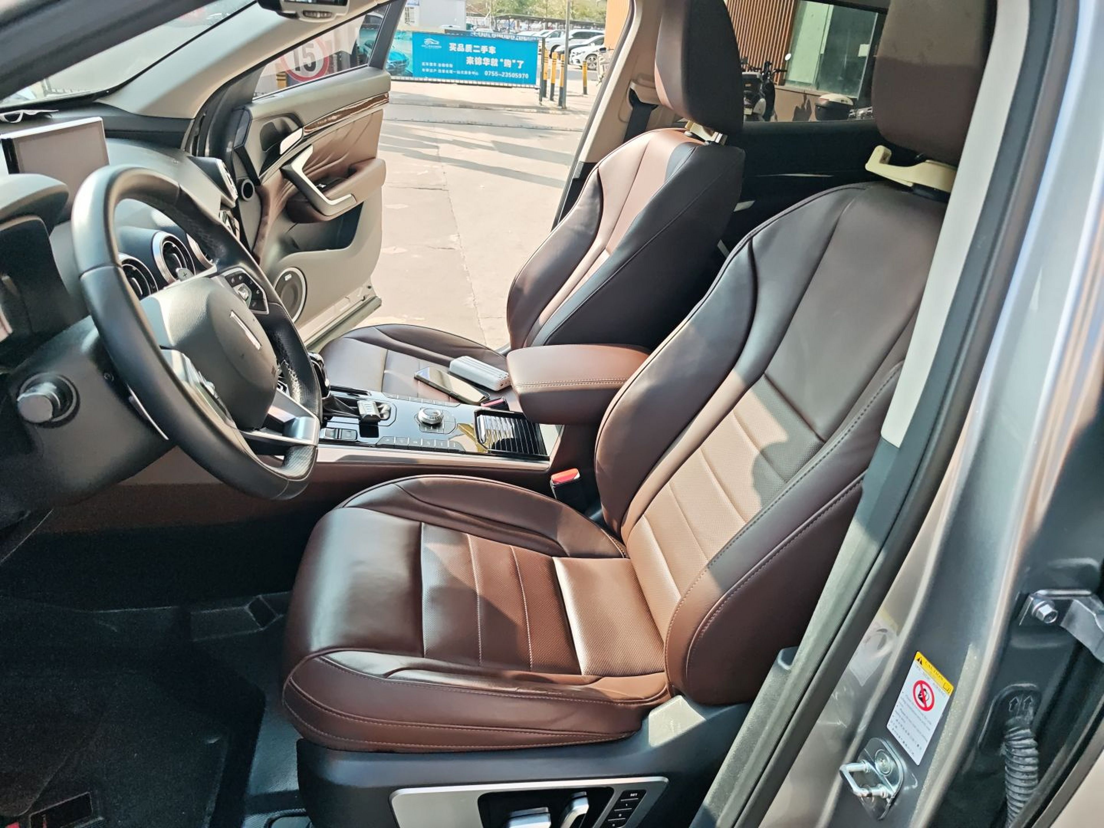 Переднее сиденье в автомобиле