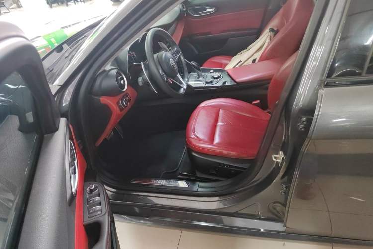 Used Alfa Romeo Giulia 2017 2.0T 280HP Luxury Edition
