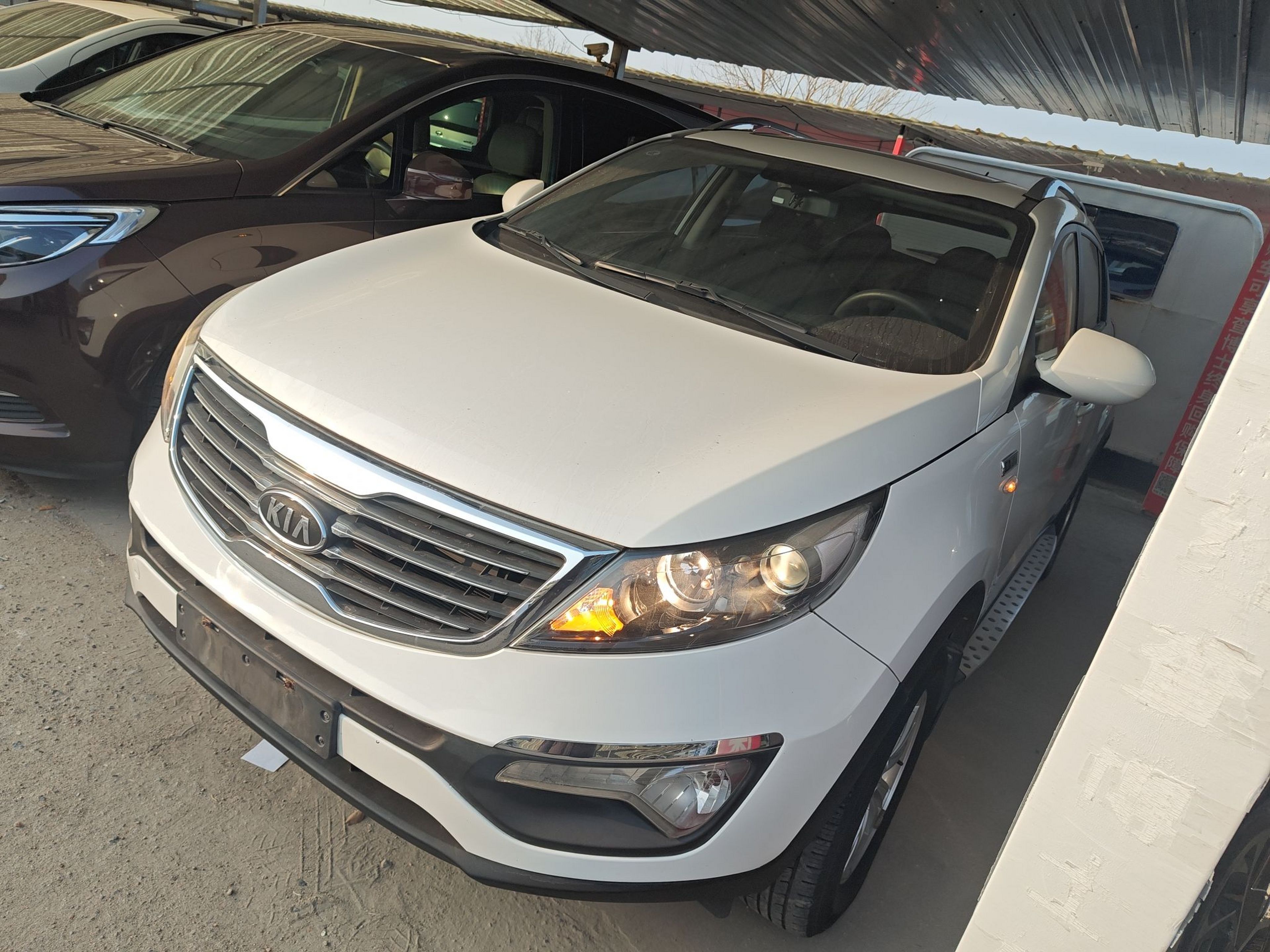 تحت مقدمة السيارة