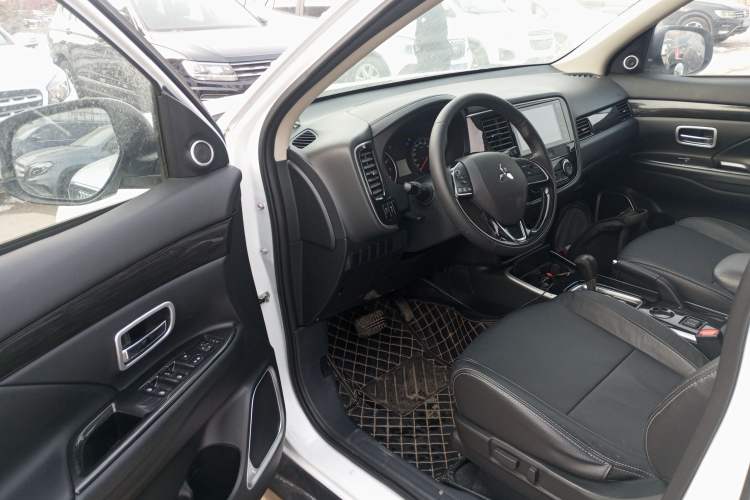 Used Mitsubishi Outlander 2018 2.0L Two-Wheel Drive Glory Edition 5 Seats