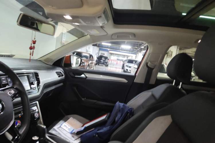 Used Volkswagen T-ROC 2019 230TSI DSG Two-Wheel-Drive Advanced Version China VI Standard
