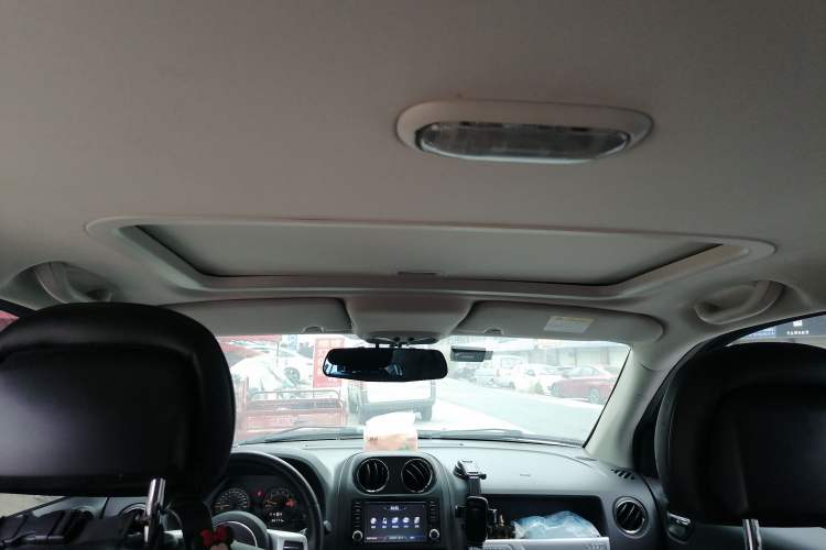 Used  Compass (Import) 2015 2.0L two-wheel drive sport version
